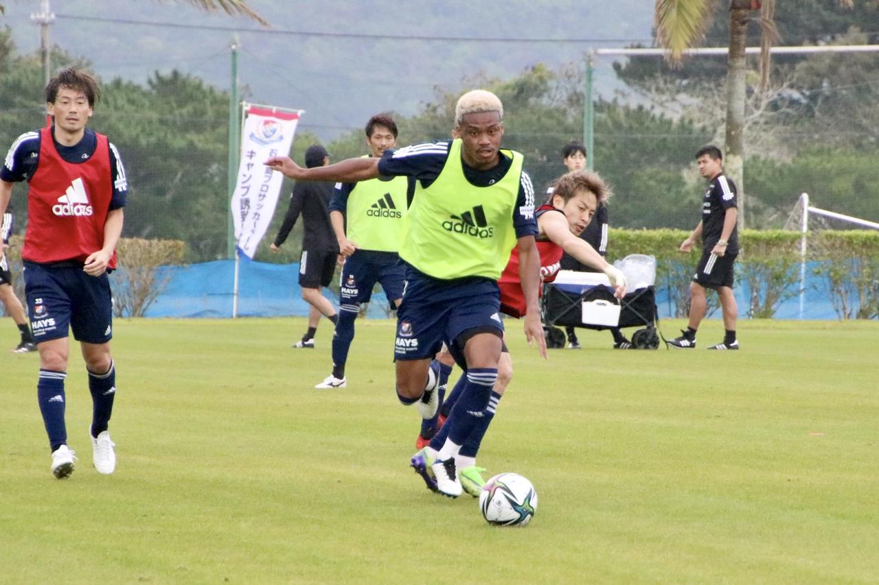 画像 : 1番目の画像 - 【画像】仲間たちからの信頼感を得ること。オナイウ阿道はまずそこにフォーカスしてキャンプに励む（写真◎Y.F.M.） - サッカーマガジンWEB