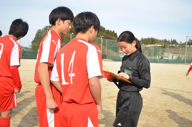 画像: 試合前のメンバーチェック。メンバー表の背番号と名前を見ながら先発する選手を確認する(写真◎石倉利英)