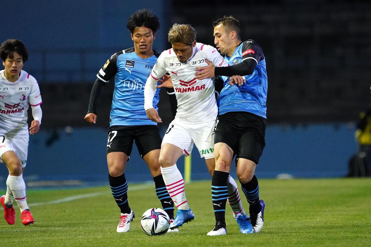 画像 : 3番目の画像 - 【写真】やっぱり絵になる男。ジェジエウとのバトルなど、大久保嘉人が見せる迫力満点のプレーは頼もしかった(写真◎小山真司) - サッカーマガジンWEB