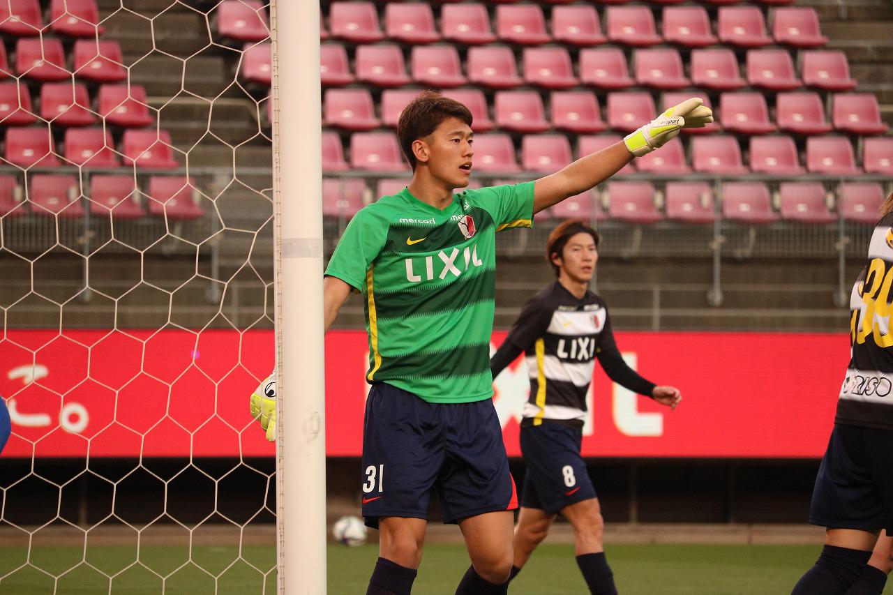 画像 : 1番目の画像 - 開幕前のトレーニングマッチでプレーする鹿島アントラーズの沖悠哉（写真◎サッカーマガジン） - サッカーマガジンWEB
