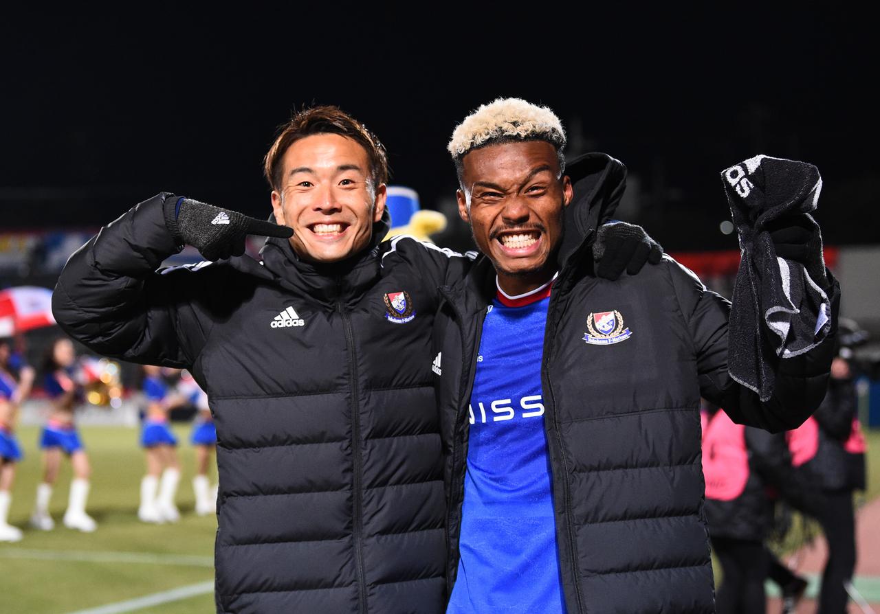 画像 : 1番目の画像 - 【写真】アシストした水沼宏太とゴールを決めたオナイウ阿道が笑顔でポーズ！（写真◎J.LEAGUE） - サッカーマガジンWEB