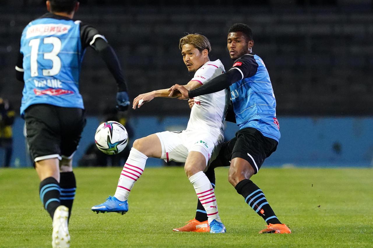 画像 : 8番目の画像 - 【写真】やっぱり絵になる男。ジェジエウとのバトルなど、大久保嘉人が見せる迫力満点のプレーは頼もしかった(写真◎小山真司) - サッカーマガジンWEB