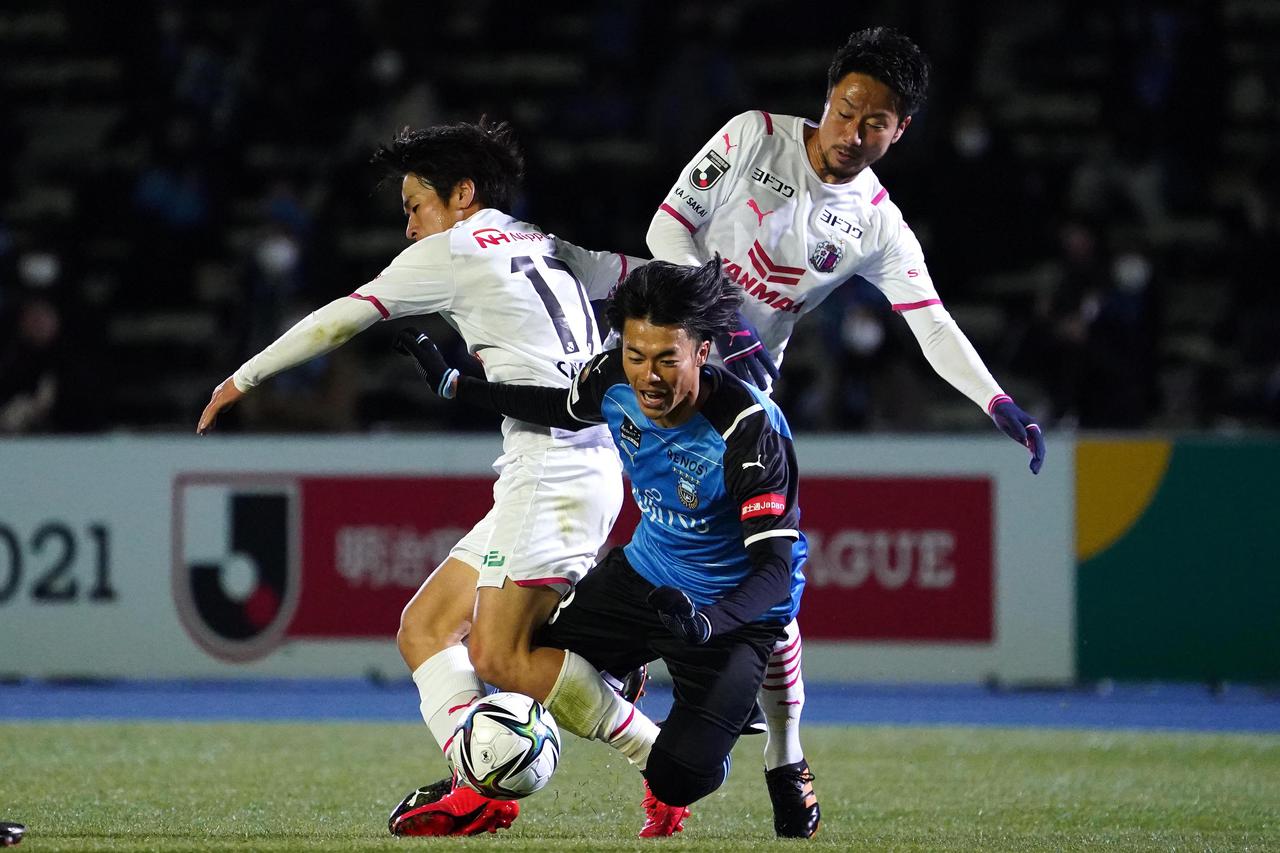 画像 : 2番目の画像 - 【写真】三笘薫には再三に渡って厳しいマークが。それを軽やかにかわした逆転弾はさすがだった(写真◎小山真司) - サッカーマガジンWEB