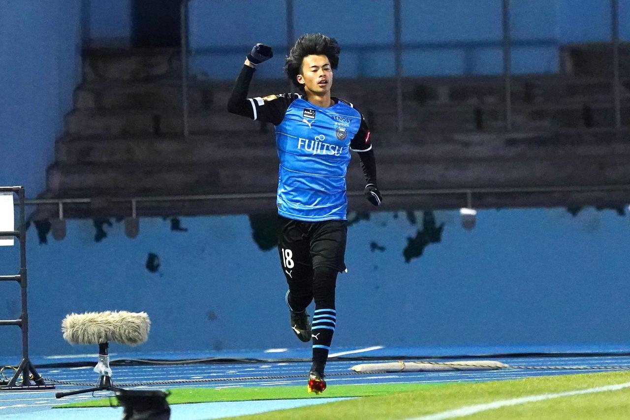 画像 : 4番目の画像 - 【写真】三笘薫には再三に渡って厳しいマークが。それを軽やかにかわした逆転弾はさすがだった(写真◎小山真司) - サッカーマガジンWEB