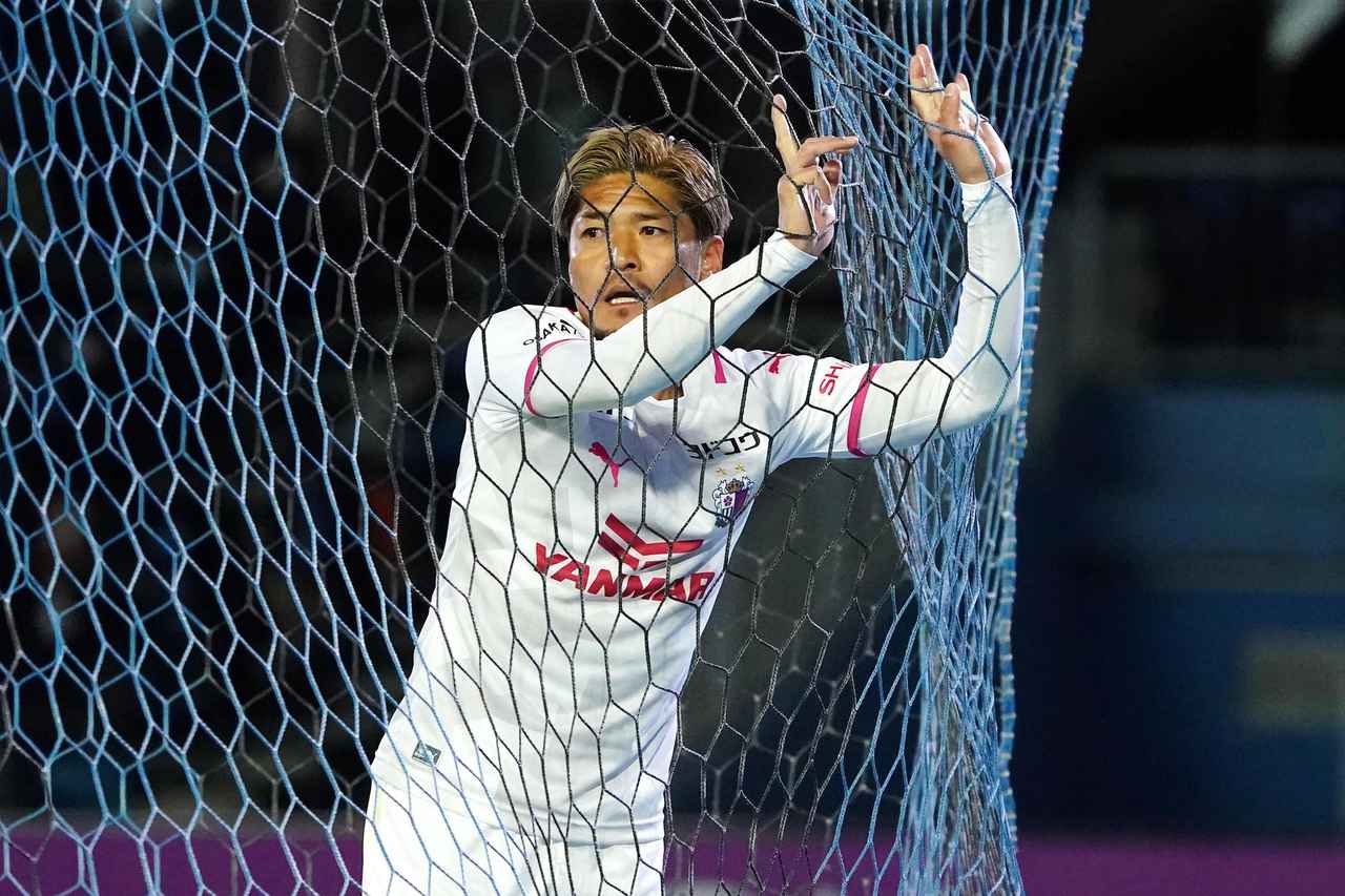 画像 : 6番目の画像 - 【写真】やっぱり絵になる男。ジェジエウとのバトルなど、大久保嘉人が見せる迫力満点のプレーは頼もしかった(写真◎小山真司) - サッカーマガジンWEB