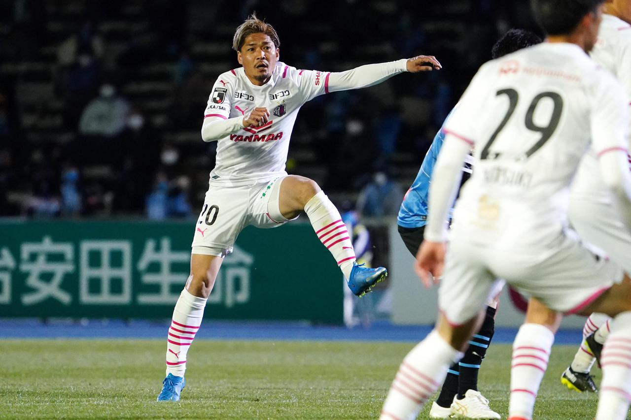 画像 : 5番目の画像 - 【写真】やっぱり絵になる男。ジェジエウとのバトルなど、大久保嘉人が見せる迫力満点のプレーは頼もしかった(写真◎小山真司) - サッカーマガジンWEB