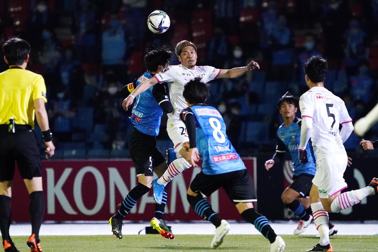 画像 : 1番目の画像 - 【写真】やっぱり絵になる男。ジェジエウとのバトルなど、大久保嘉人が見せる迫力満点のプレーは頼もしかった(写真◎小山真司) - サッカーマガジンWEB