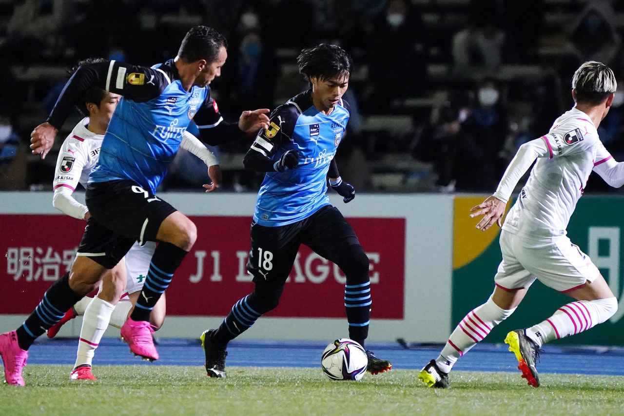画像 : 3番目の画像 - 【写真】三笘薫には再三に渡って厳しいマークが。それを軽やかにかわした逆転弾はさすがだった(写真◎小山真司) - サッカーマガジンWEB