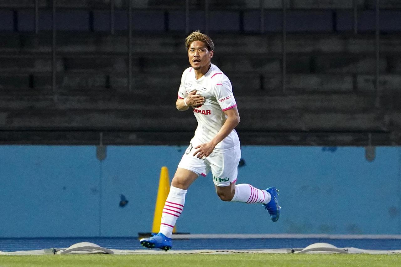 画像 : 9番目の画像 - 【写真】やっぱり絵になる男。ジェジエウとのバトルなど、大久保嘉人が見せる迫力満点のプレーは頼もしかった(写真◎小山真司) - サッカーマガジンWEB