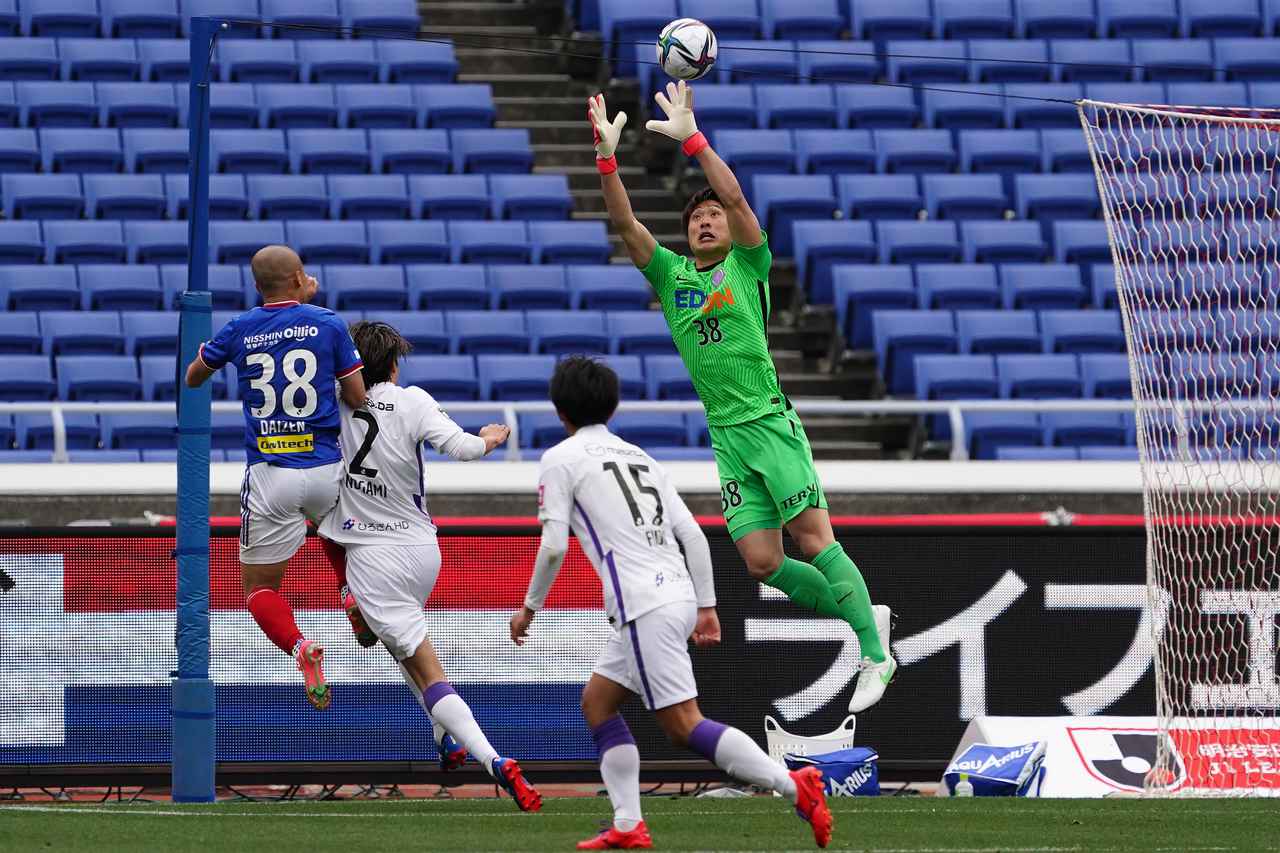 画像 : 2番目の画像 - 【写真】ハイボールを処理する広島のGK大迫敬介（写真◎小山真司） - サッカーマガジンWEB