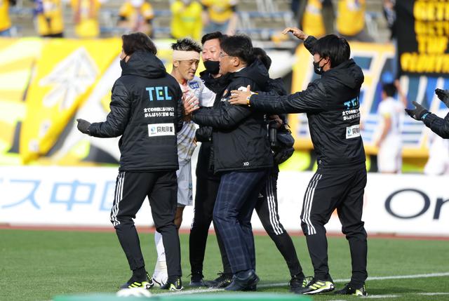 画像: 今季の広島との開幕戦、終了間際の関口のシュート のこぼれを赤崎秀平が決めて同点に。手倉森監督と抱き合う関口(写真◎J.LEAGUE)