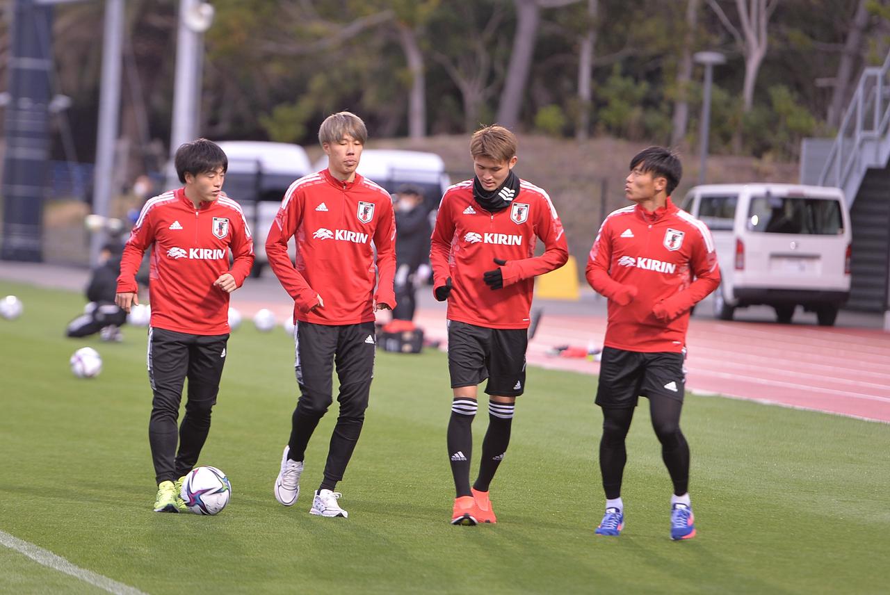 画像 : 1番目の画像 - 【写真】全体練習後、ランニングする相馬勇紀、田中駿汰、田川亨介、旗手怜央（写真◎サッカーマガジン） - サッカーマガジンWEB