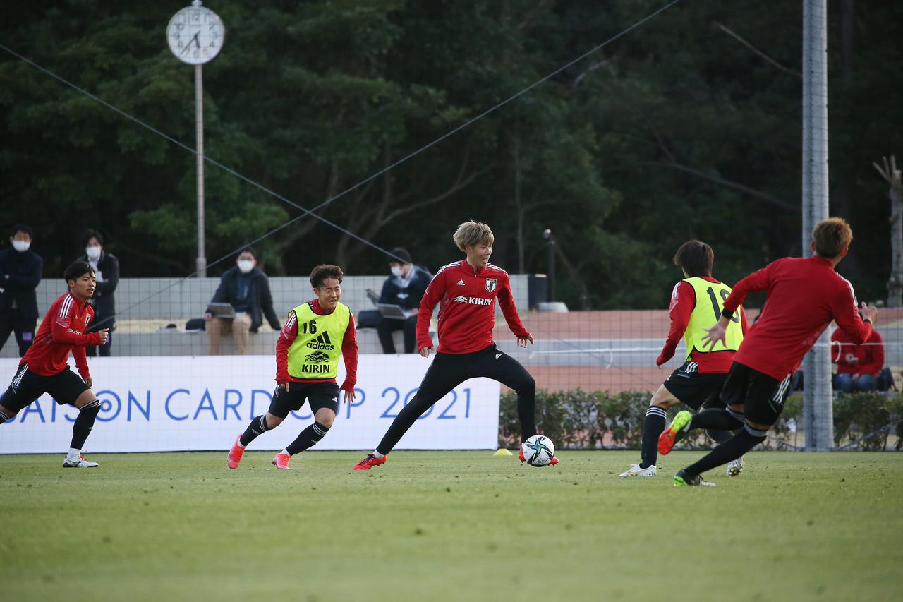 画像 : 3番目の画像 - 【写真】合宿3日目の24日には実戦形式の練習を行なったU-24日本代表。プレーの一つ一つに激しく厳しい姿勢が見られた（写真提供◎JFA） - サッカーマガジンWEB