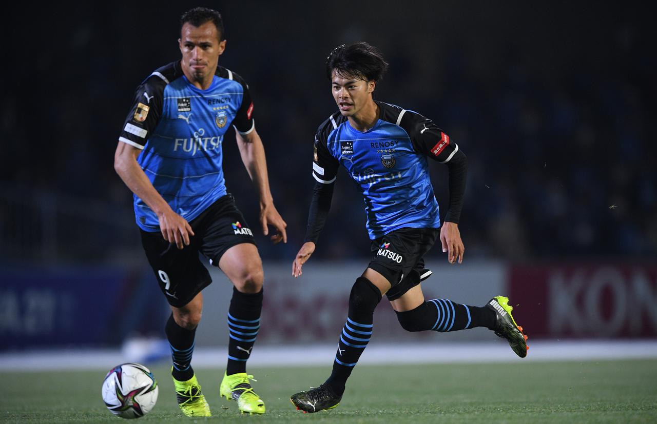 画像 : 1番目の画像 - 【写真】大分戦の2点目は、三笘薫がボール奪取に成功し、そのまま持ち込んで決めた（写真◎J.LEAGUE） - サッカーマガジンWEB
