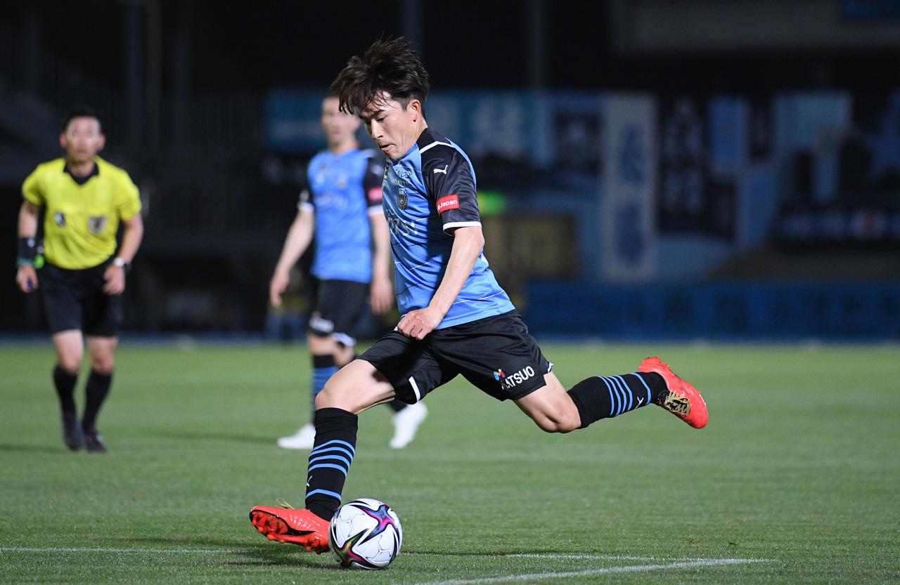 画像 : 1番目の画像 - 【写真】欠場中に旗手怜央が台頭。危機感を持って試合の臨んだという登里享平(写真◎J.LEAGUE) - サッカーマガジンWEB