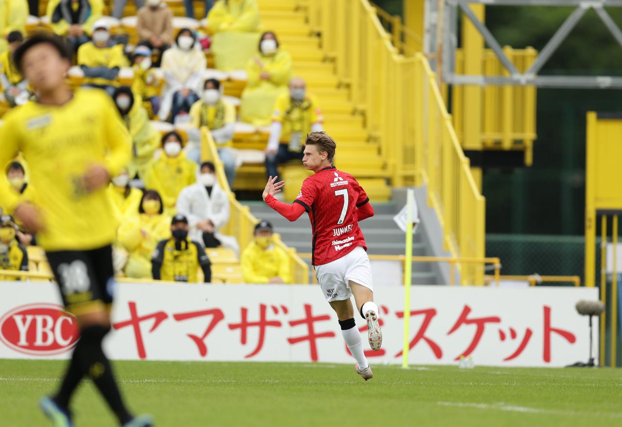 画像 : 1番目の画像 - 【写真】先制ゴールを挙げた浦和の新戦力ユンカーが喜びを全身で表現する！（写真◎J.LEAGUE） - サッカーマガジンWEB