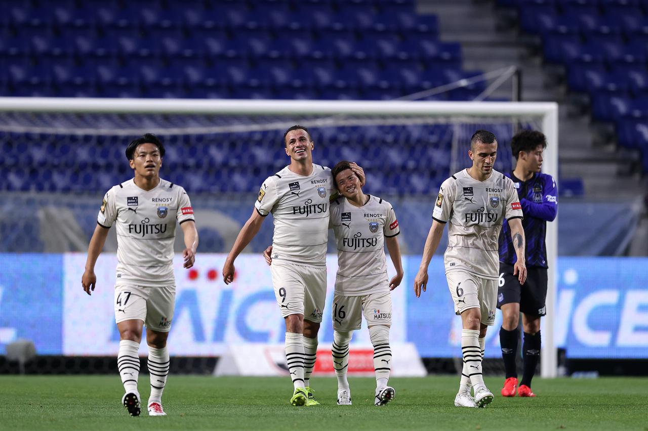 画像 : 1番目の画像 - 【写真】レアンドロ・ダミアンが、アシストした長谷川竜也の頭を抱き寄せて感謝。出場機会の少ない長谷川の自信にもなったはずだ（写真◎J.LEAGUE） - サッカーマガジンWEB