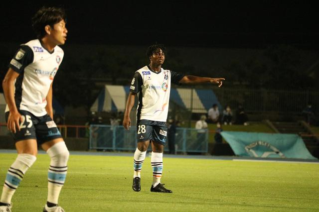 画像: 終盤にゴールを決めたYS横浜のオニエ・オゴチュクウ(写真◎サッカーマガジン)