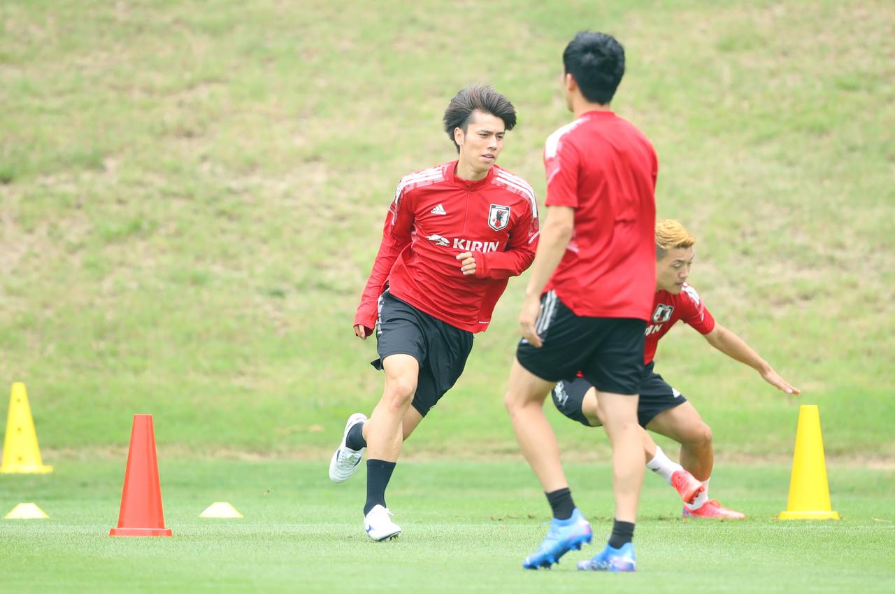 画像 : 2番目の画像 - 【写真】田中碧が遠藤航と組む「新ドイツコンビ」が、ゲームをコントロールしていく(写真◎山口高明/JMPA増田泰久/スクリーンショット) - サッカーマガジンWEB