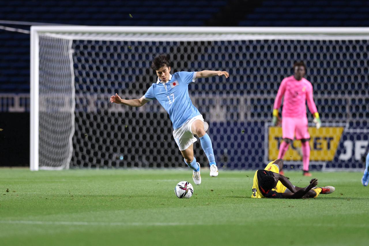 画像 : 3番目の画像 - 【写真】田中碧が遠藤航と組む「新ドイツコンビ」が、ゲームをコントロールしていく(写真◎山口高明/JMPA増田泰久/スクリーンショット) - サッカーマガジンWEB