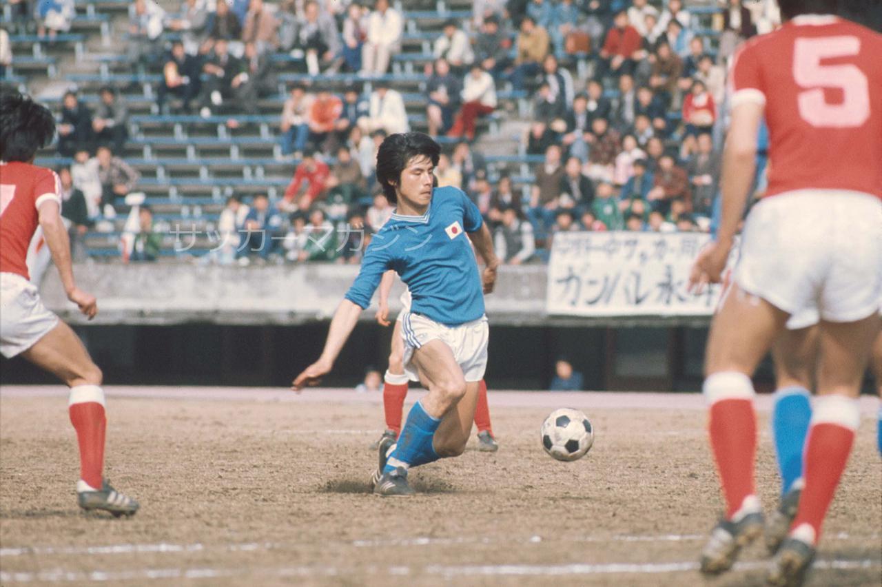 画像: 写真は77年。アルゼンチンW杯予選の韓国戦でプレーする西野朗（写真◎サッカーマガジン）