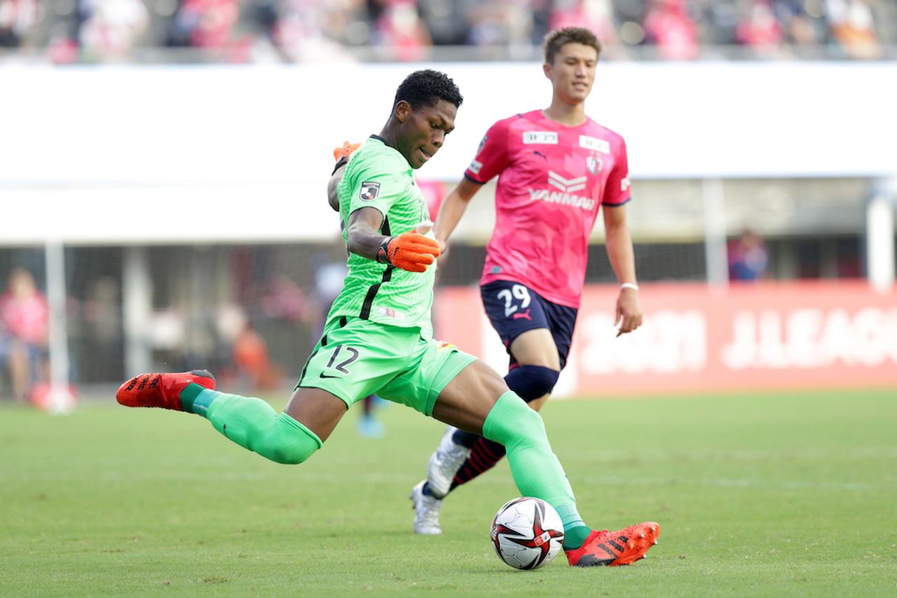 画像 : 1番目の画像 - 【写真】鈴木彩艶は「優勝するメンタリティーでやってきた」ものの敗退した悔しさを語った（写真◎J.LEAGUE） - サッカーマガジンWEB