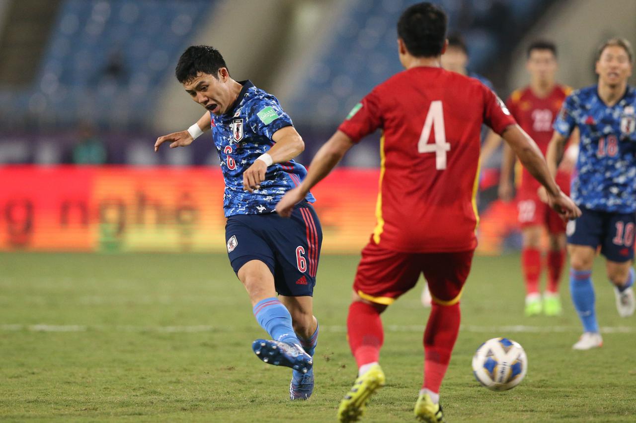 画像 : 1番目の画像 - 【写真】アウェーのピッチで攻守にフル稼働した遠藤（写真◎JFA） - サッカーマガジンWEB