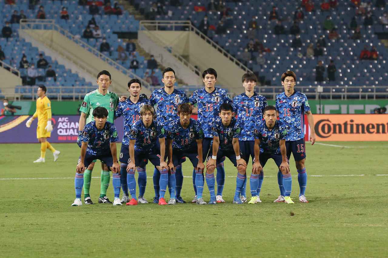 画像 : 1番目の画像 - 【写真】ベトナム戦の先発メンバーと伊東のゴール後のシーン（写真◎JFA） - サッカーマガジンWEB