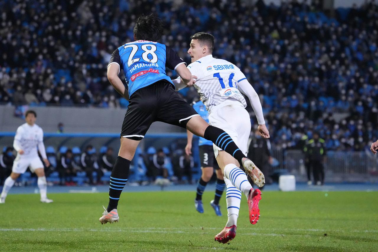 画像 : 1番目の画像 - 【写真】エンリケ・トレヴィザンは山村和也に競り勝って同点弾を決めた（写真◎小山真司） - サッカーマガジンWEB