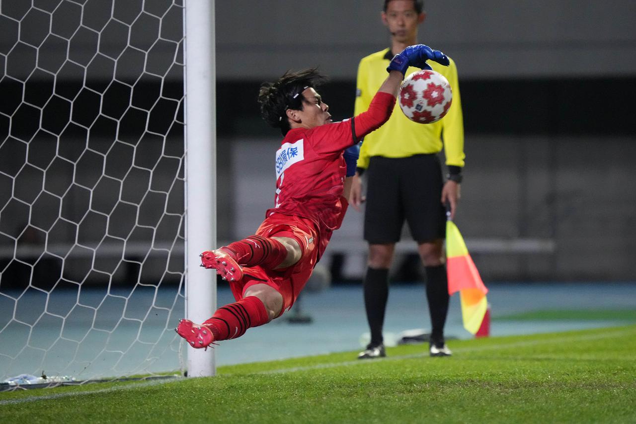 画像 : 4番目の画像 - 【写真】高木駿がスーパーセーブ連発。その瞬間を写真で振り返る（写真◎小山真司） - サッカーマガジンWEB