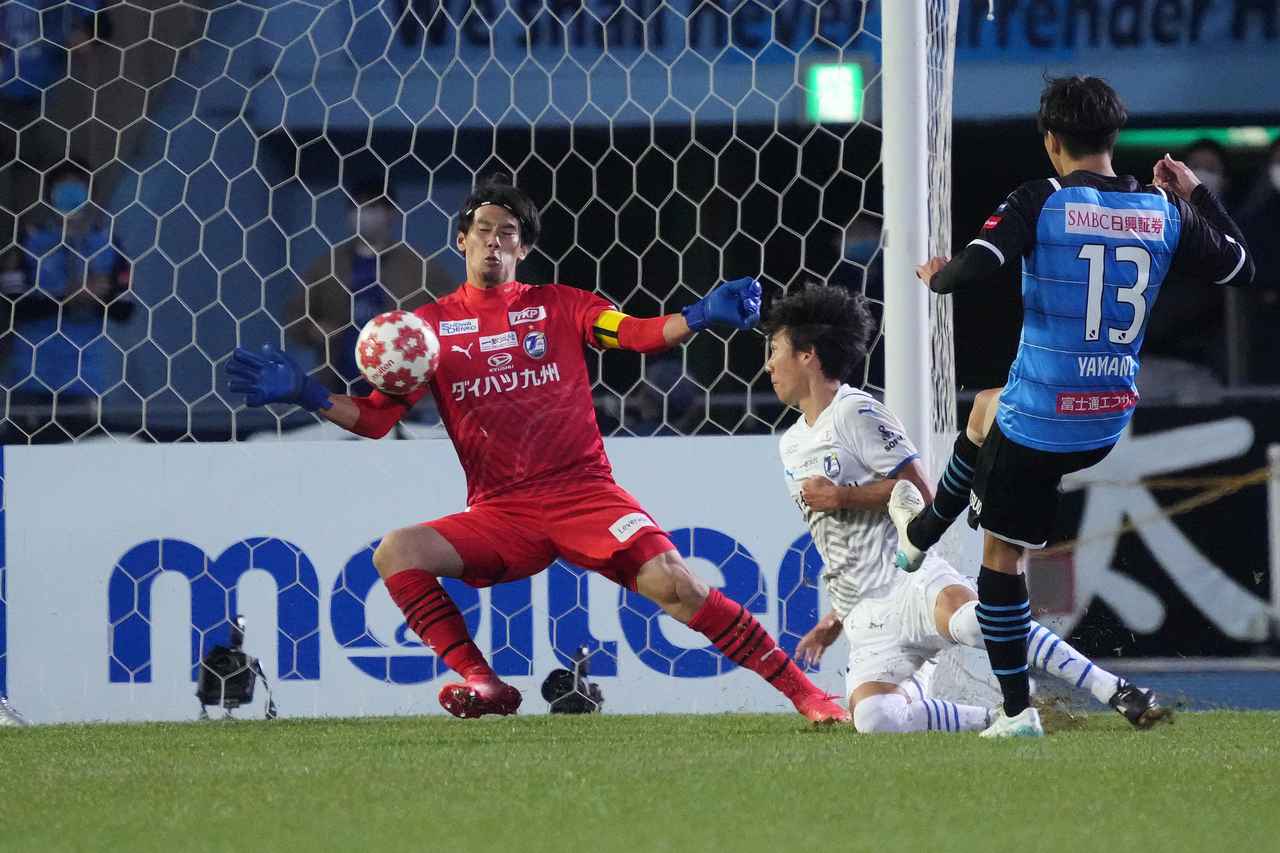 画像 : 3番目の画像 - 【写真】高木駿がスーパーセーブ連発。その瞬間を写真で振り返る（写真◎小山真司） - サッカーマガジンWEB