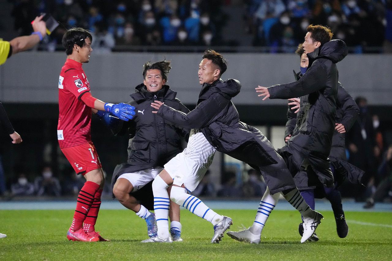 画像 : 8番目の画像 - 【写真】片野坂知宏監督も歓喜のダンス！　大分が川崎Fを破った激闘を写真で振り返る（写真◎小山真司） - サッカーマガジンWEB