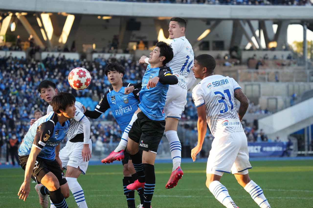 画像 : 3番目の画像 - 【写真】エンリケ・トレヴィザンは山村和也に競り勝って同点弾を決めた（写真◎小山真司） - サッカーマガジンWEB