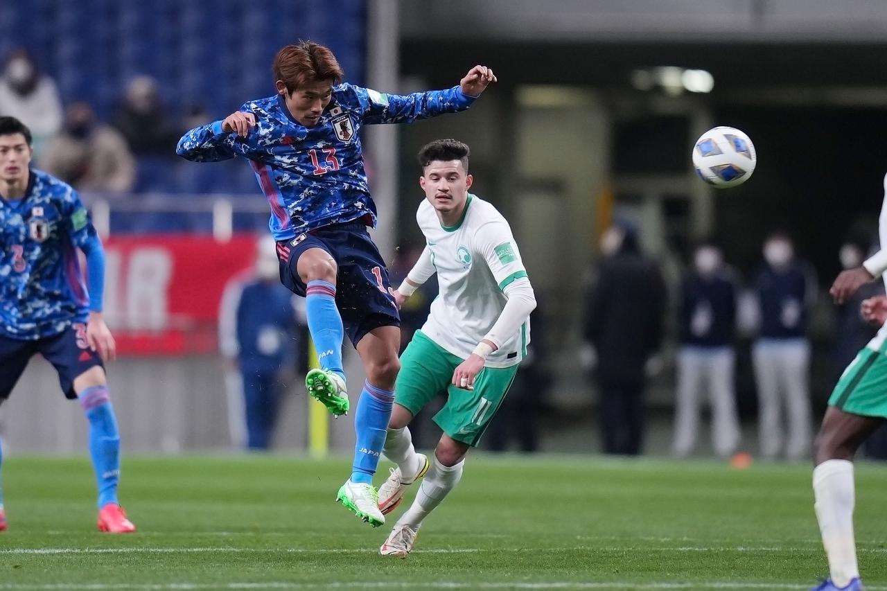 画像 : 2番目の画像 - 【写真】試合のたびにインサイドハーフとしてのプレーの質を向上させている守田（写真◎JMPA小山真司） - サッカーマガジンWEB