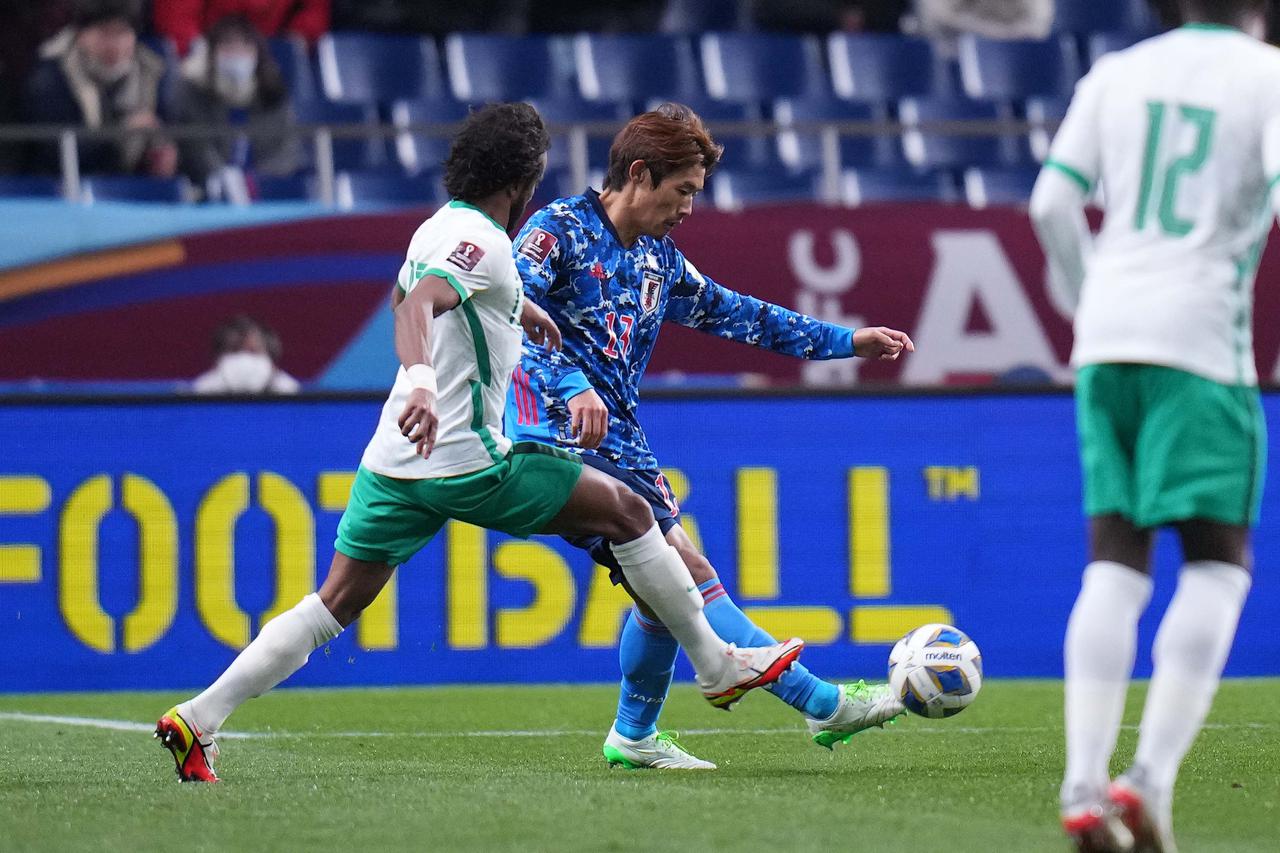 画像 : 1番目の画像 - 【写真】試合のたびにインサイドハーフとしてのプレーの質を向上させている守田（写真◎JMPA小山真司） - サッカーマガジンWEB