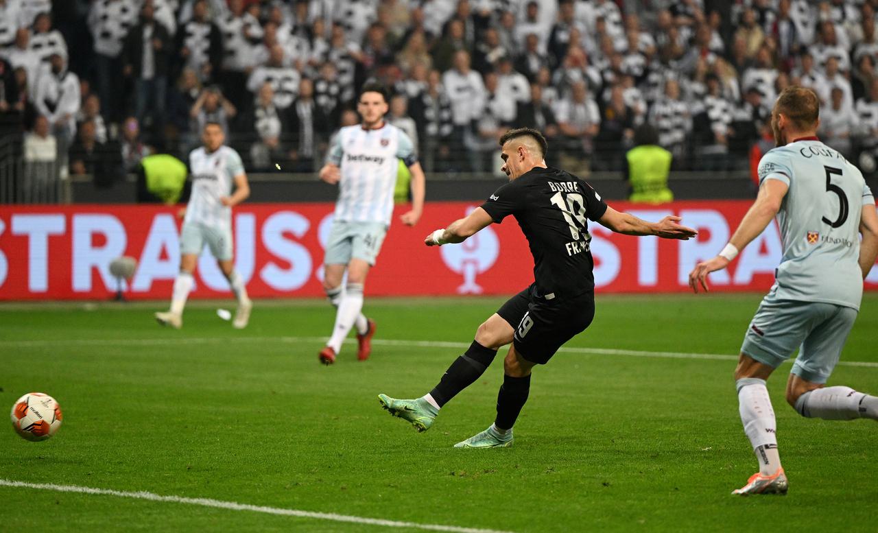 画像 : 3番目の画像 - 【写真一覧】激しい戦いを制してフランクフルトは決勝進出を決めた（写真◎Getty Images） - サッカーマガジンWEB