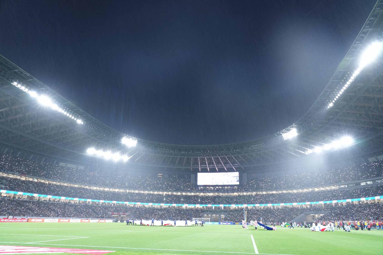 画像 : 1番目の画像 - 【写真】8年ぶりに国立競技場で開催された代表戦。日本は粘りに粘ったが…（写真◎JMPA小山真司） - サッカーマガジンWEB