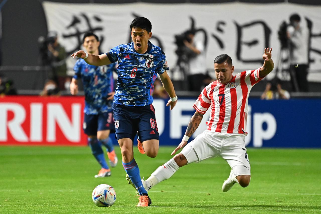 画像 : 1番目の画像 - 【写真】2日のパラグアイ戦では前半のみプレーした遠藤航。ブラジル戦に照準を合わせてきた（写真◎Getty Images） - サッカーマガジンWEB