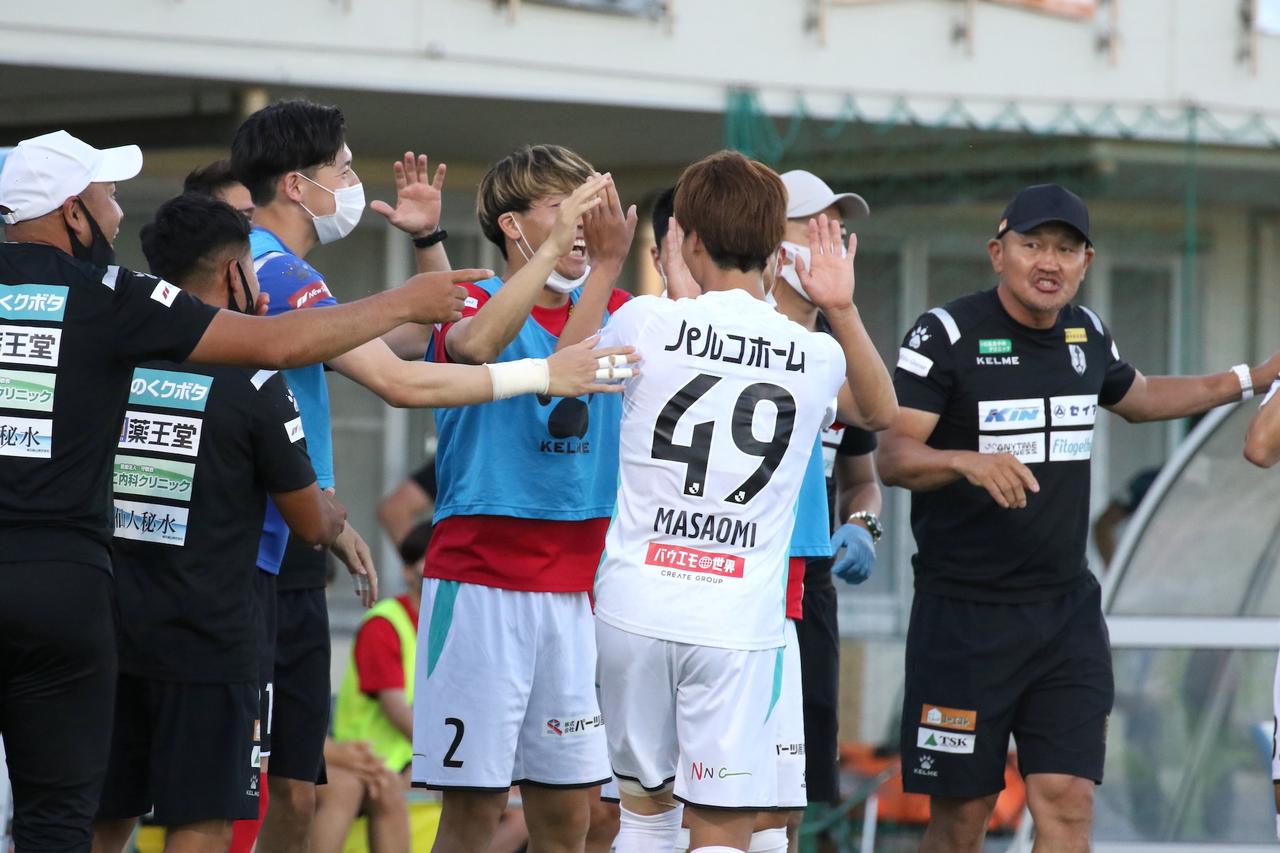 画像: 秋田豊監督(右端)はかつての鹿島のチームメート、相馬直樹監督の大宮に勝利(写真◎J.LEAGUE)