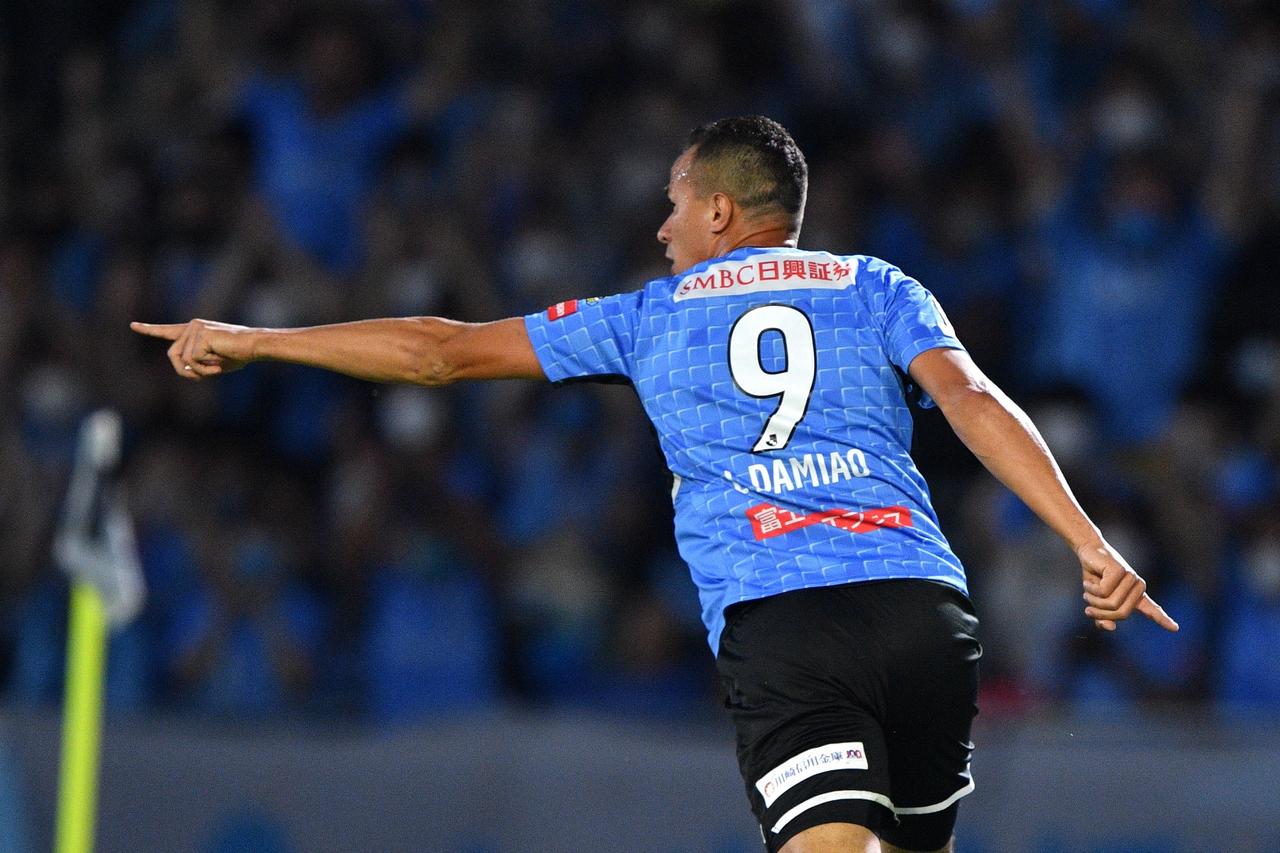 美品・正規品・優勝記念バッチ】 川崎フロンターレ202レアンドロ