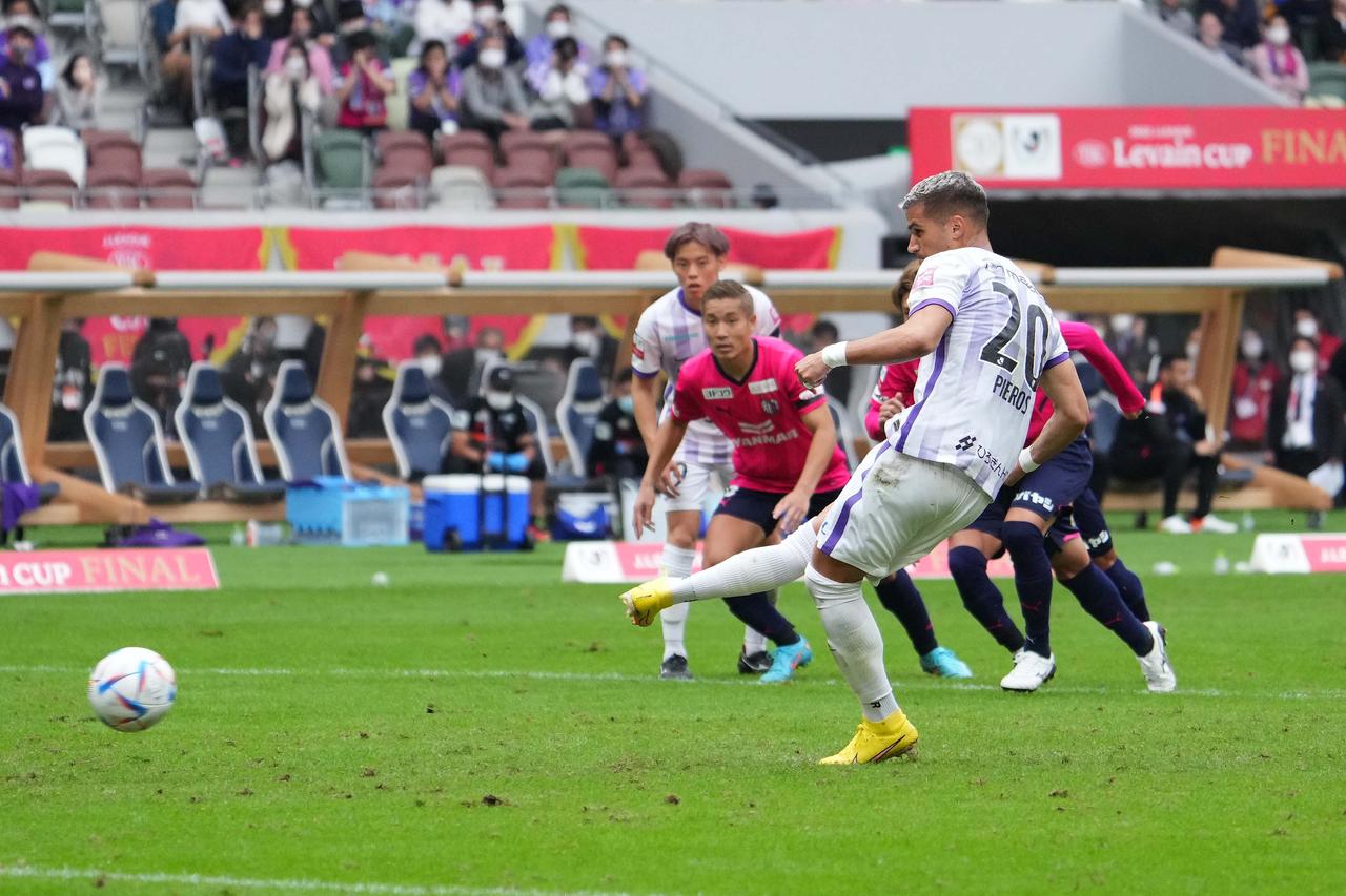 画像 : 1番目の画像 - 【写真】激闘の末に広島が初優勝を飾ったルヴァンカップ決勝(写真◎小山真司) - サッカーマガジンWEB