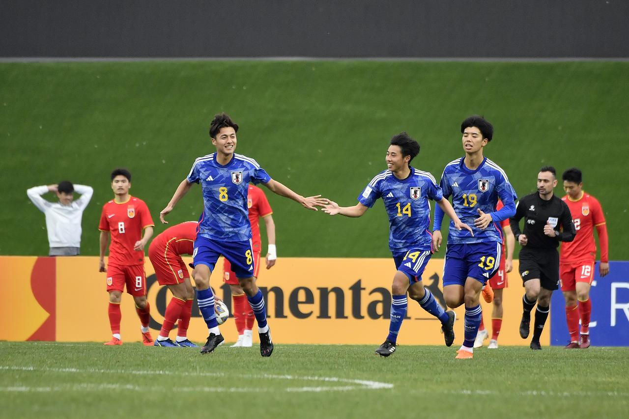 画像 : 3番目の画像 - 【写真一覧】U20日本対U20中国のプレー集（写真◎AFC） - サッカーマガジンWEB