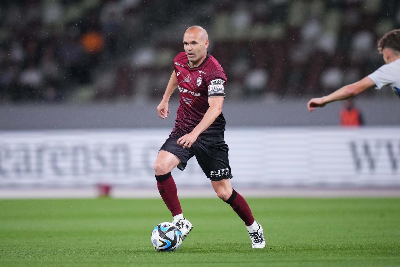 画像 : 1番目の画像 - 【写真一覧】バルサ戦に先発し、80分までプレーしたイニエスタ（写真◎小山真司） - サッカーマガジンWEB