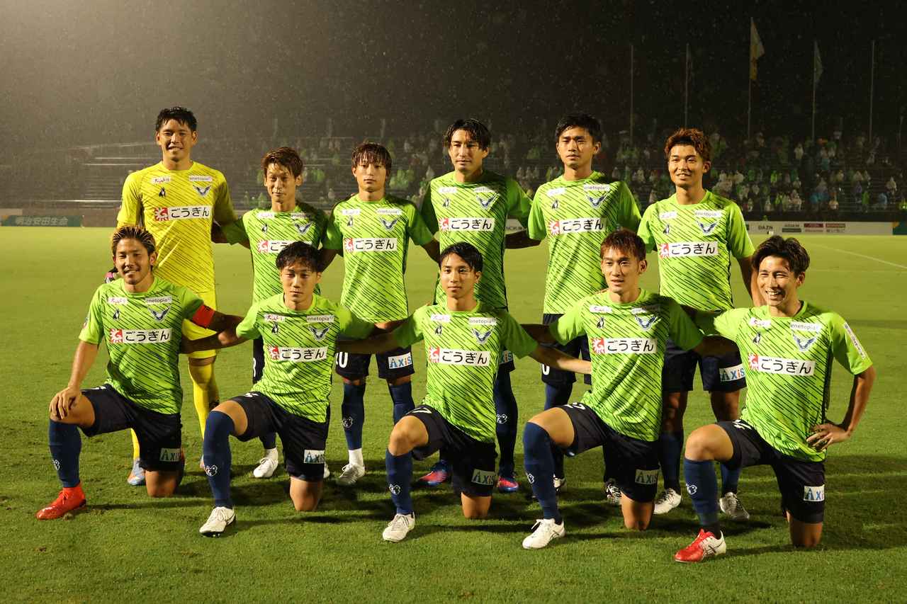 画像 : 2番目の画像 - 【写真】前半は雨が降る中で行なわれた鳥取とYS横浜の一戦。田中のゴールは見事な一撃だった（写真◎石倉利英） - サッカーマガジンWEB