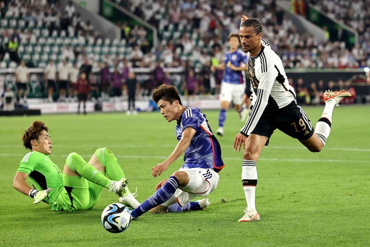 画像 : 2番目の画像 - 【写真】冨安健洋からガッツポーズも飛び出した最高のブロックの瞬間！（写真◎Getty Images） - サッカーマガジンWEB