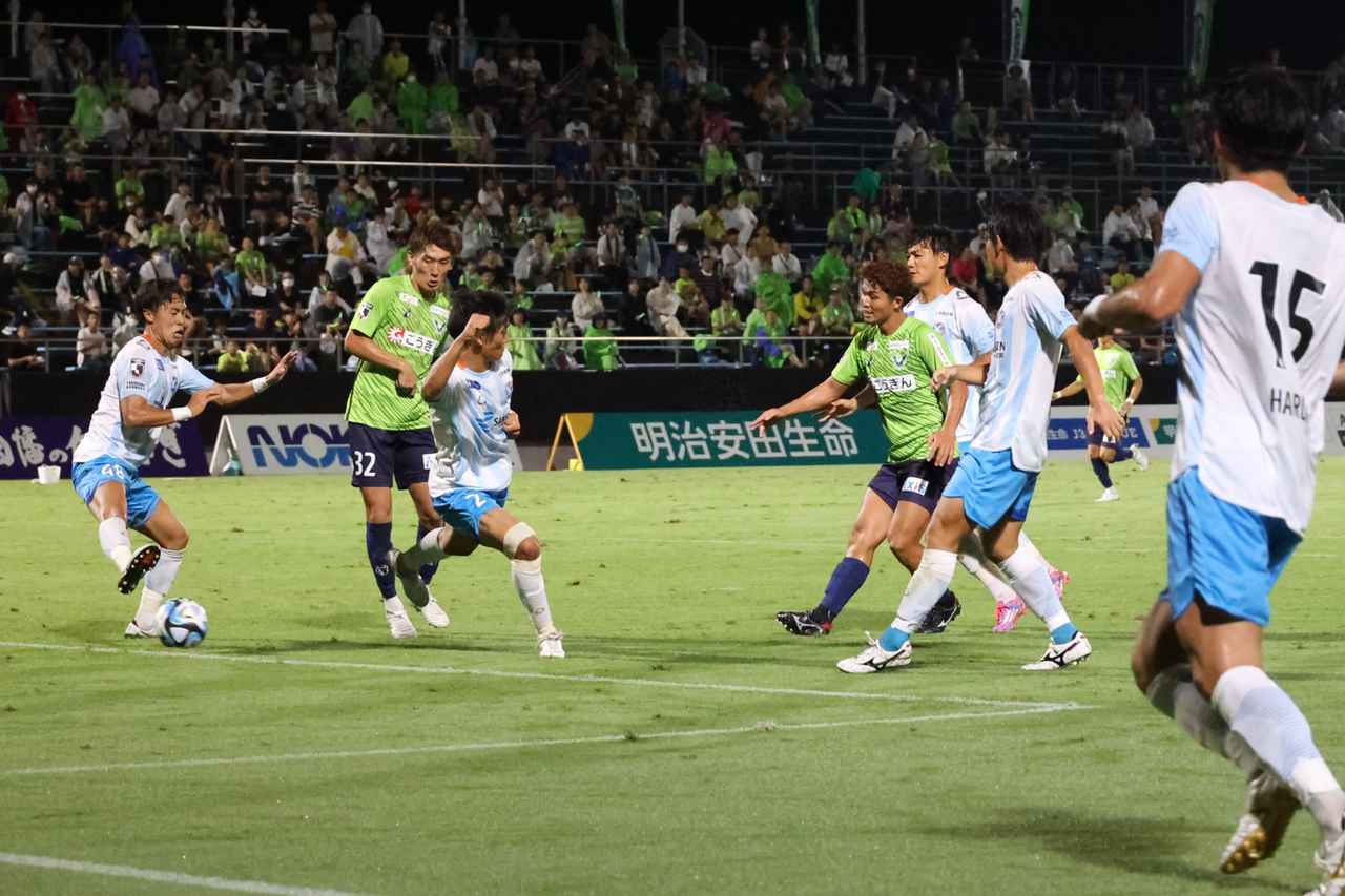 画像 : 4番目の画像 - 【写真】前半は雨が降る中で行なわれた鳥取とYS横浜の一戦。田中のゴールは見事な一撃だった（写真◎石倉利英） - サッカーマガジンWEB