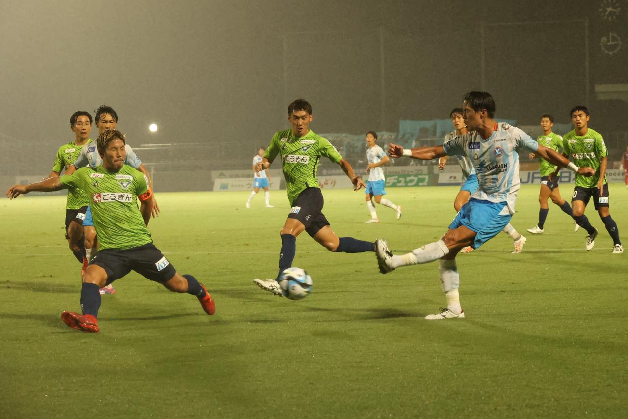 画像 : 3番目の画像 - 【写真】前半は雨が降る中で行なわれた鳥取とYS横浜の一戦。田中のゴールは見事な一撃だった（写真◎石倉利英） - サッカーマガジンWEB