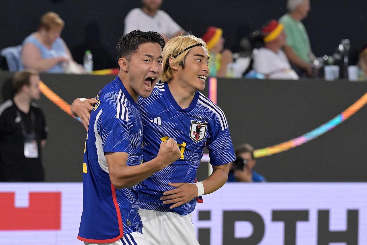 画像 : 1番目の画像 - 【写真】伊東純也とアシストした菅原由勢が称え合う。右サイドのコンビネーションはスムーズだった（写真◎Getty Images） - サッカーマガジンWEB