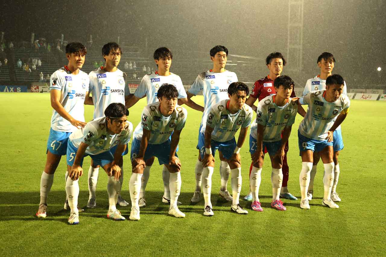 画像 : 1番目の画像 - 【写真】前半は雨が降る中で行なわれた鳥取とYS横浜の一戦。田中のゴールは見事な一撃だった（写真◎石倉利英） - サッカーマガジンWEB