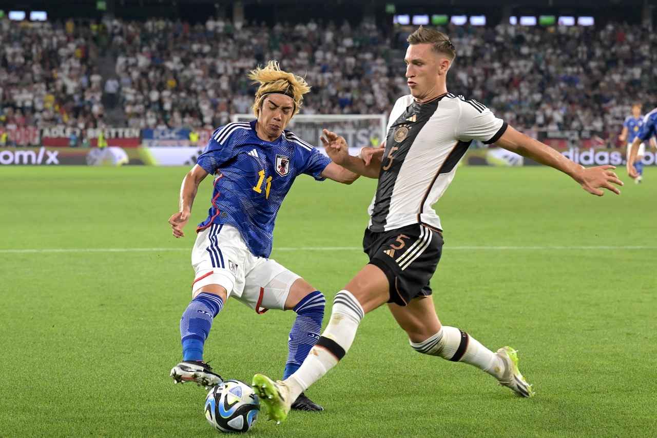 画像 : 2番目の画像 - 【写真】伊東純也とアシストした菅原由勢が称え合う。右サイドのコンビネーションはスムーズだった（写真◎Getty Images） - サッカーマガジンWEB